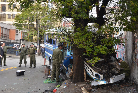 ACCIDENTE. El motorizado se llev por delante a dos vehculos y termin impactando con una tubera, lo que provoc una fuga de gas.